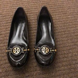 Brown pattern leather flats.